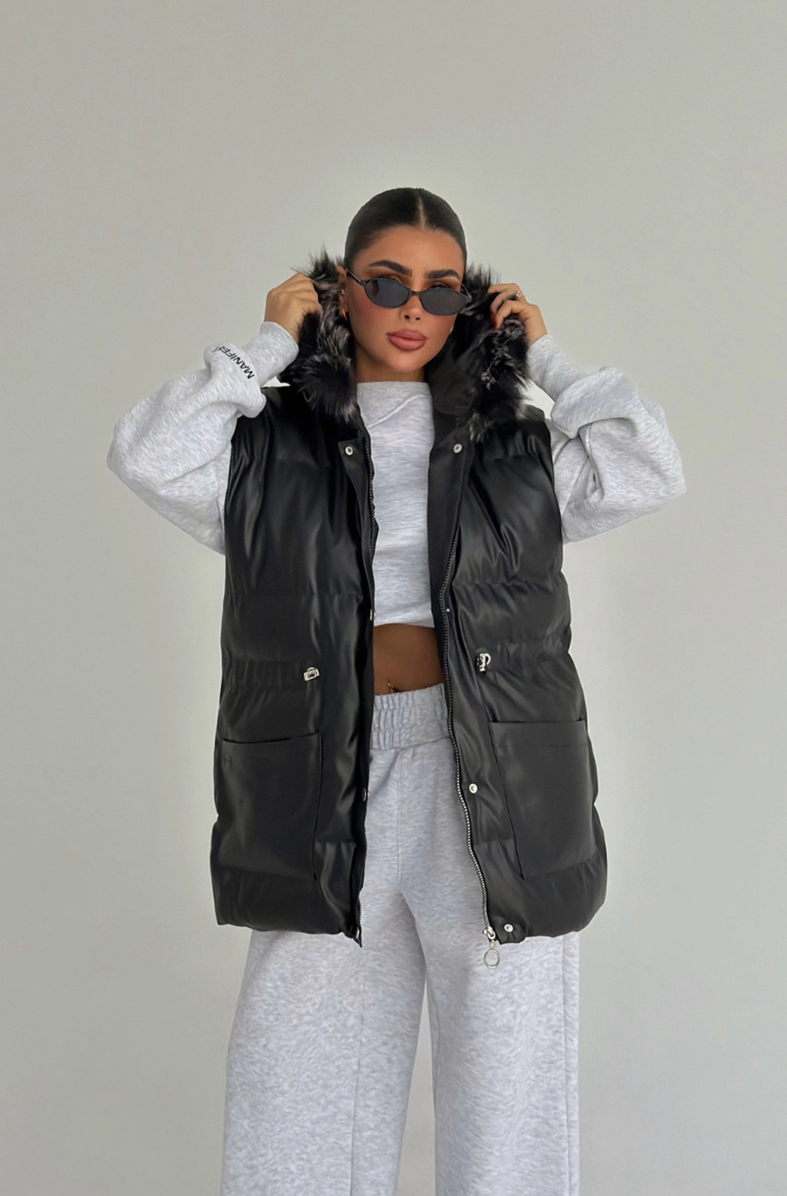 Nordic Chic – Издължен пухен елек с пухена качулка