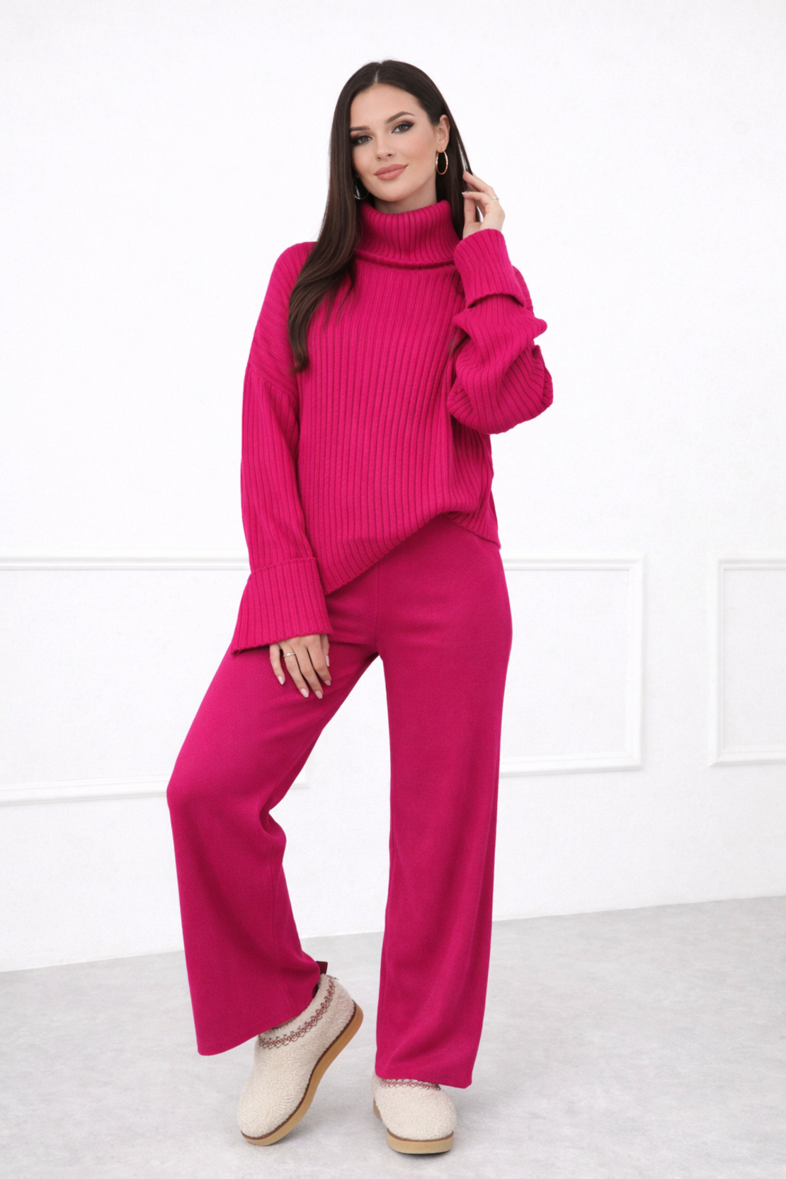 Асиметричен пуловер с висока яка и широк панталон