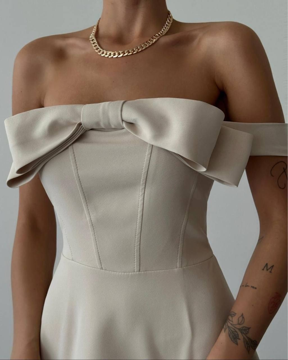 Eleganza – Елегантна рокля с панделка Ekru