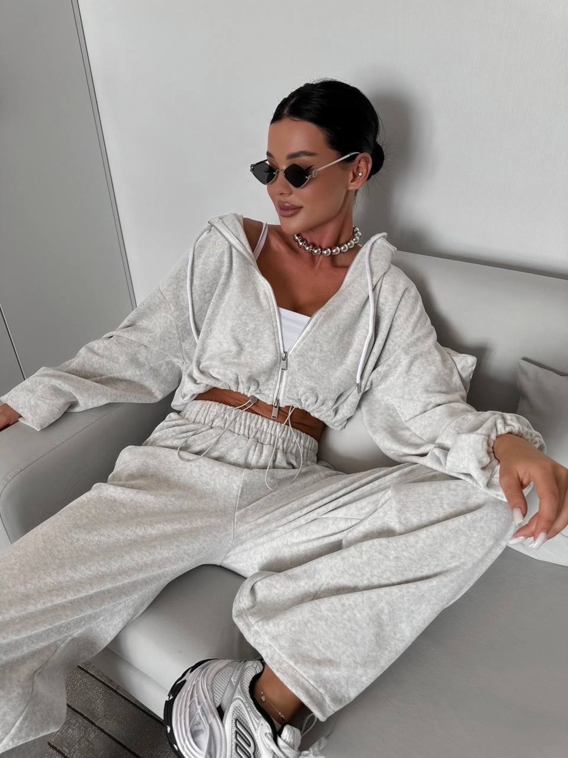 Спортен екип „Urban Fit“ с връзки и скъсено горнище