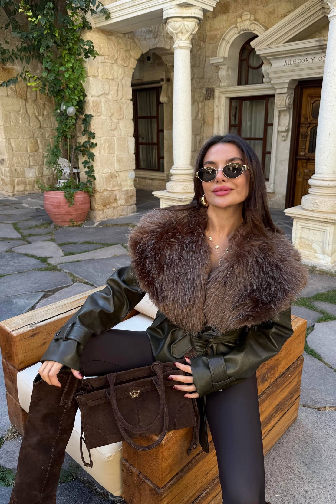 Belted Luxe – Кожено яке с голяма яка