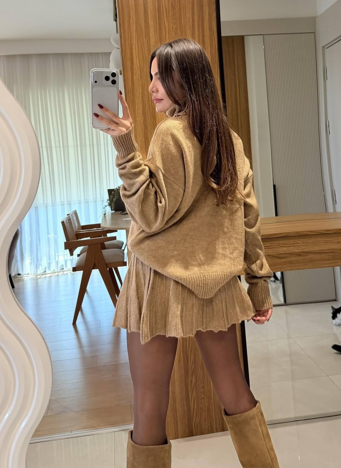 Beige Комплект – пуловер и разкроена къса пола от плетиво