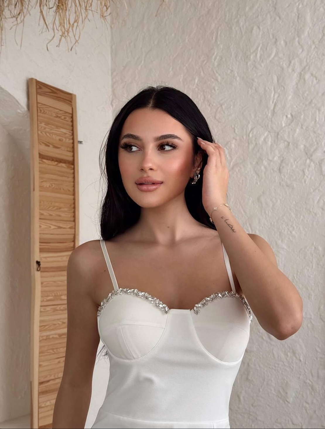 Glam Chic white – Вталена миди рокля с камъни и цепка