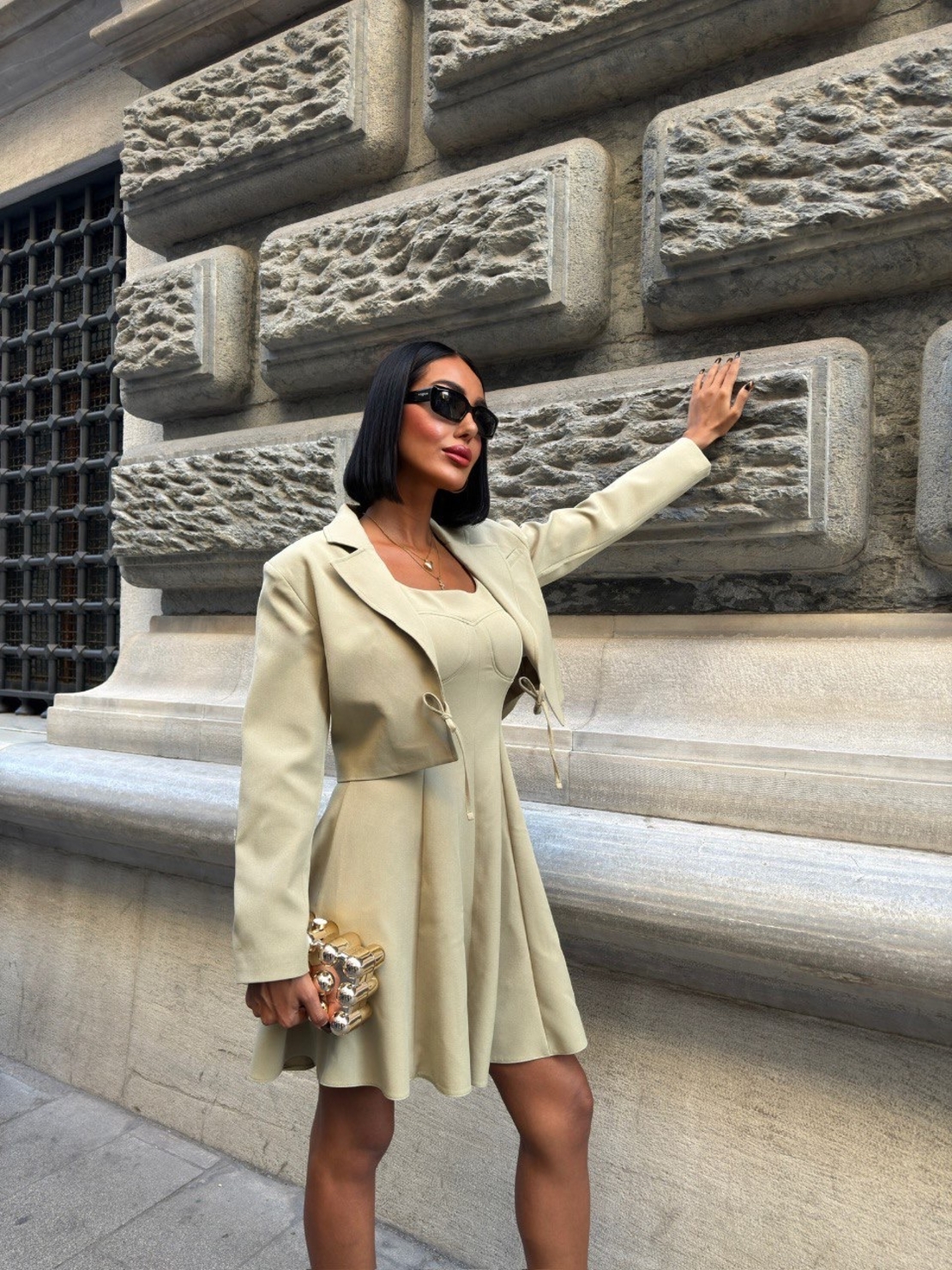 Дамски костюм „Elegant Charm“ – къса рокля и сако с връзки