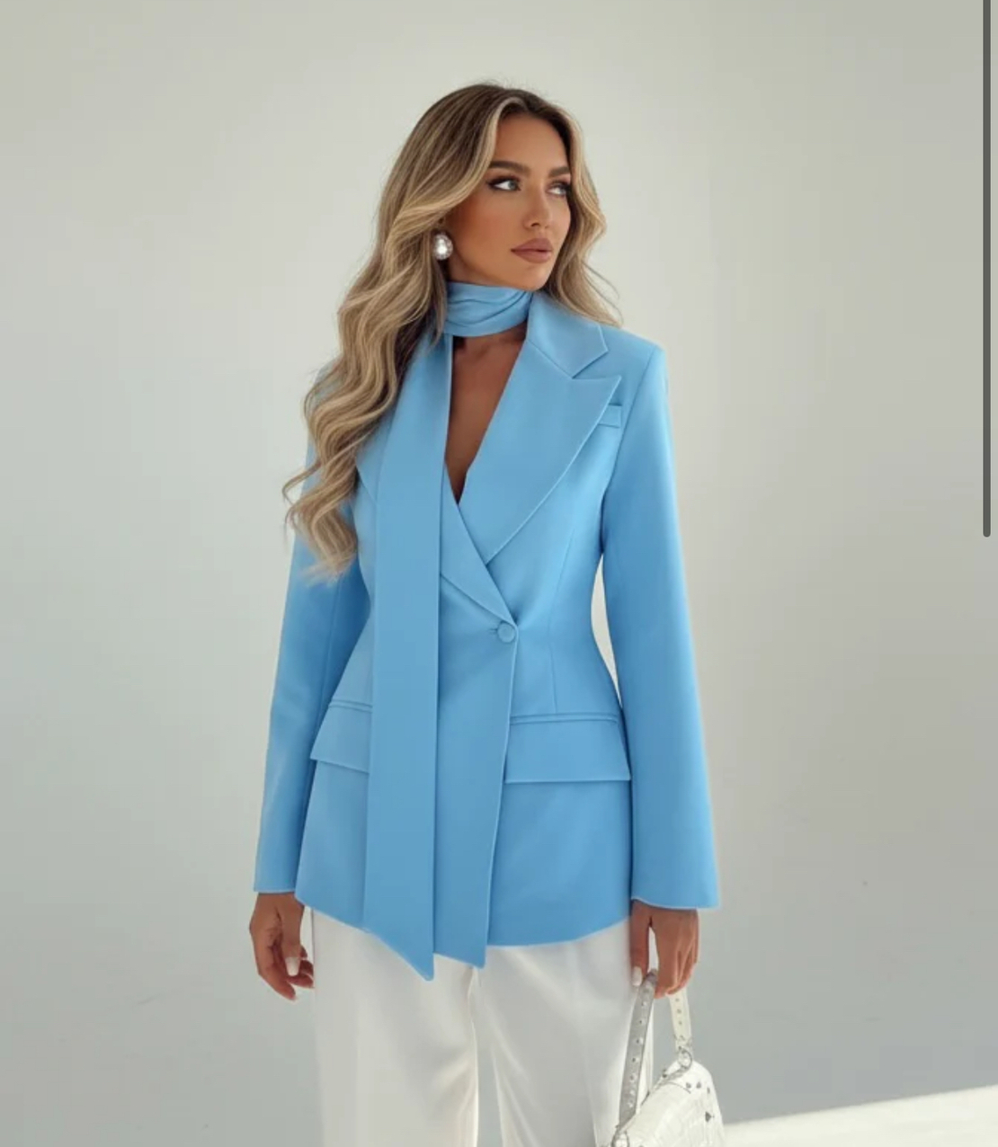 Azure Grace – елегантен светлосин блейзър
