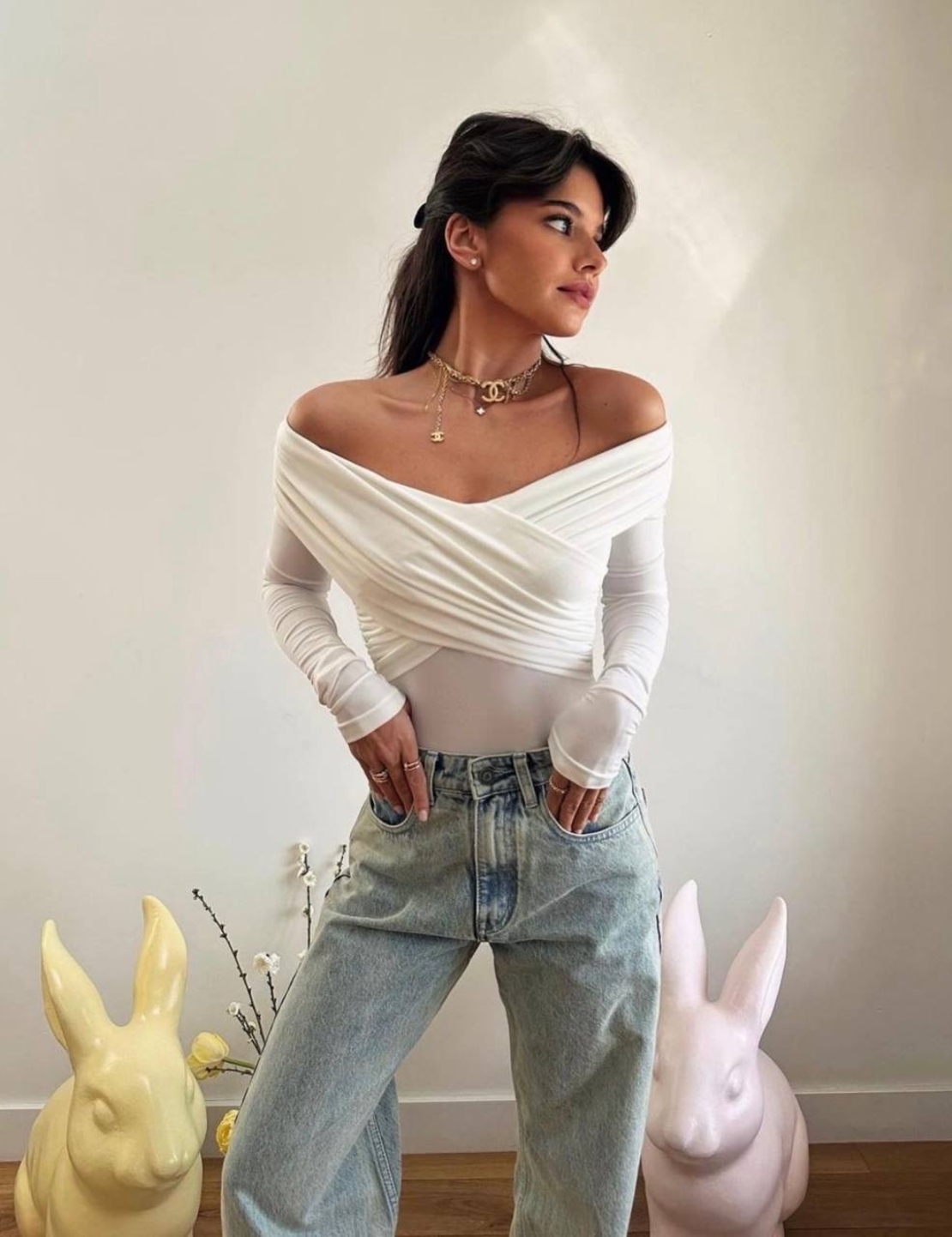 Velvet Kiss White – Елегантна блуза с голи рамене