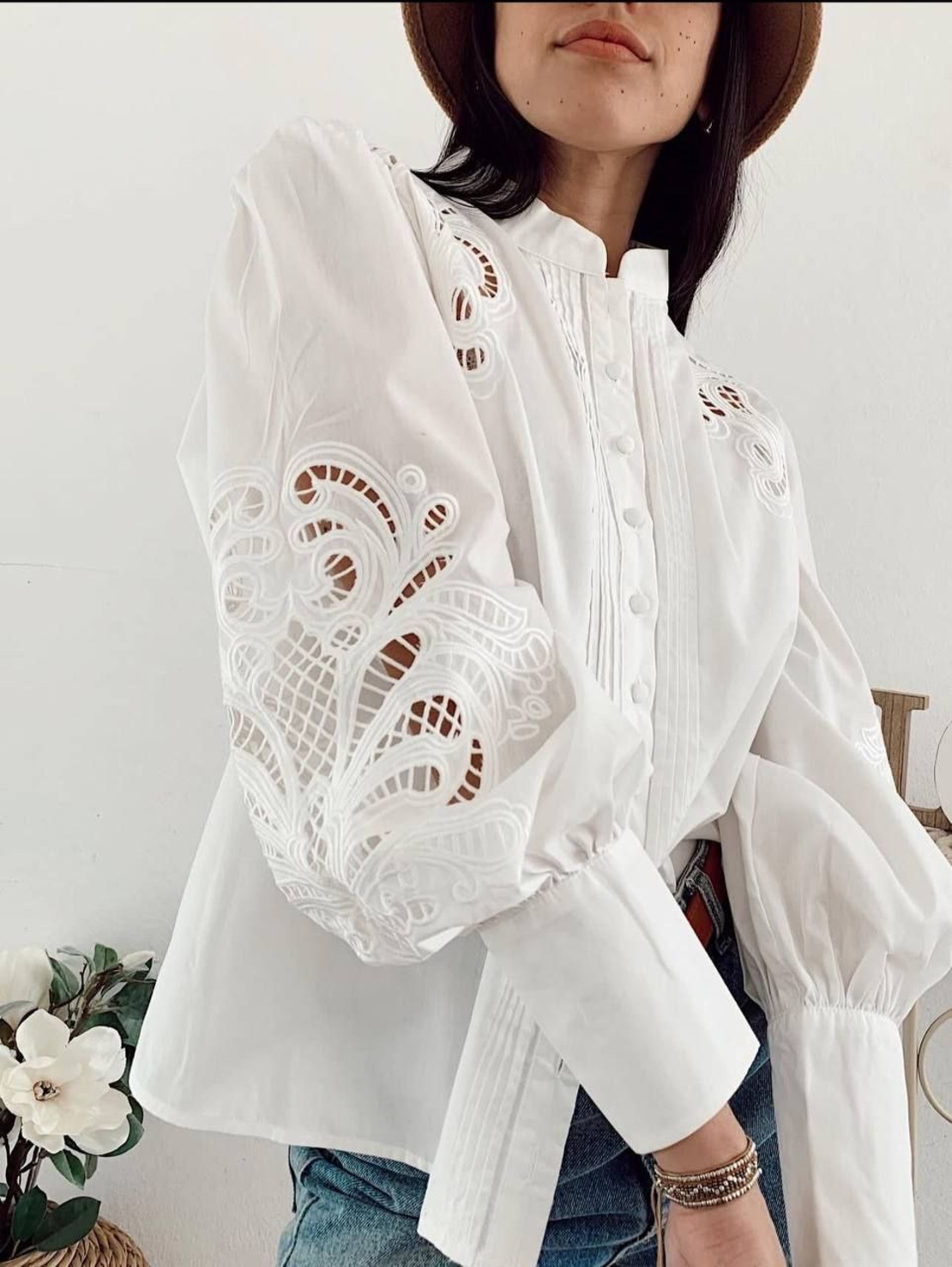 Lace Chic - Елегантна дамска риза с бродерия