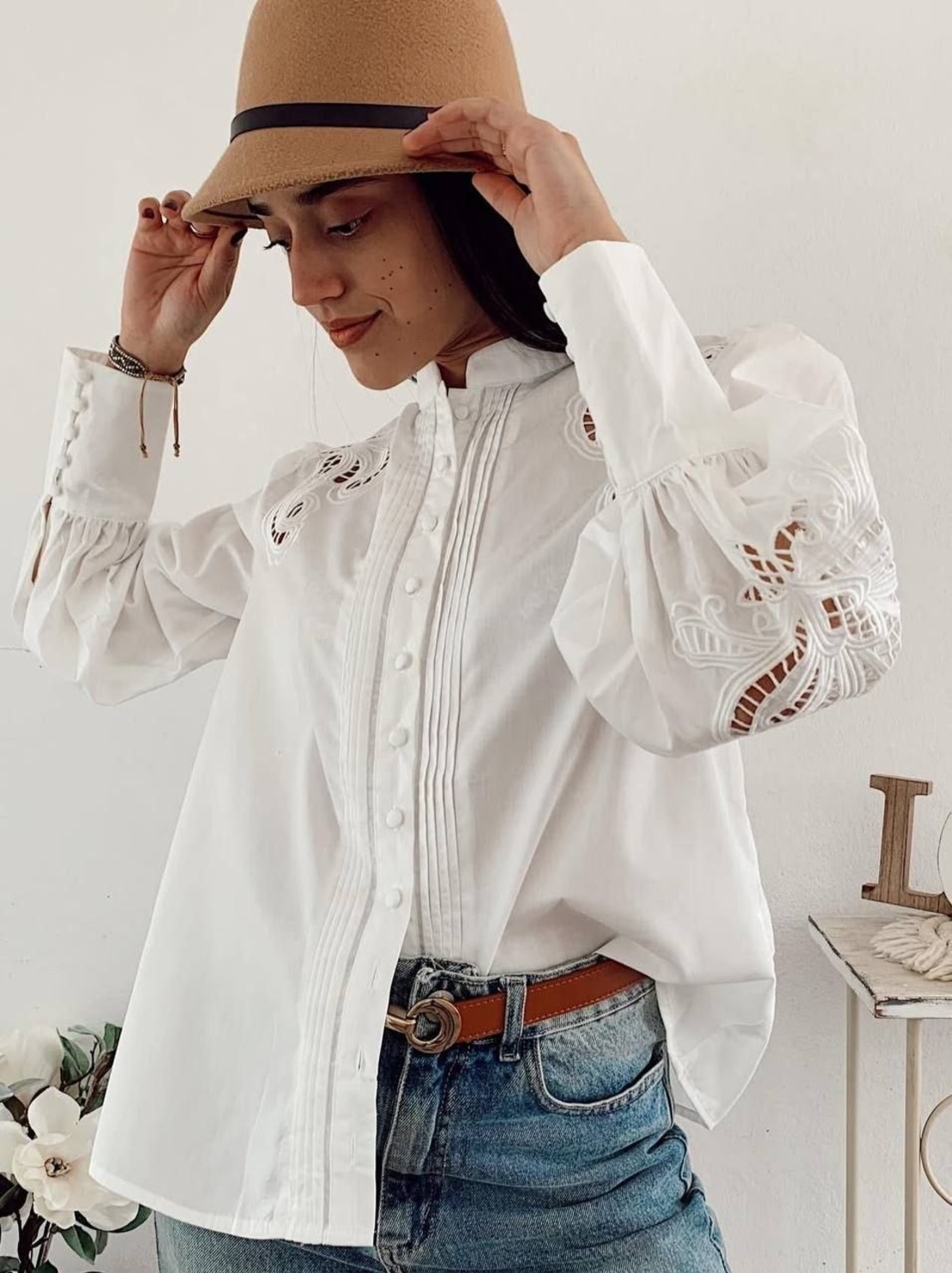 Lace Chic - Елегантна дамска риза с бродерия