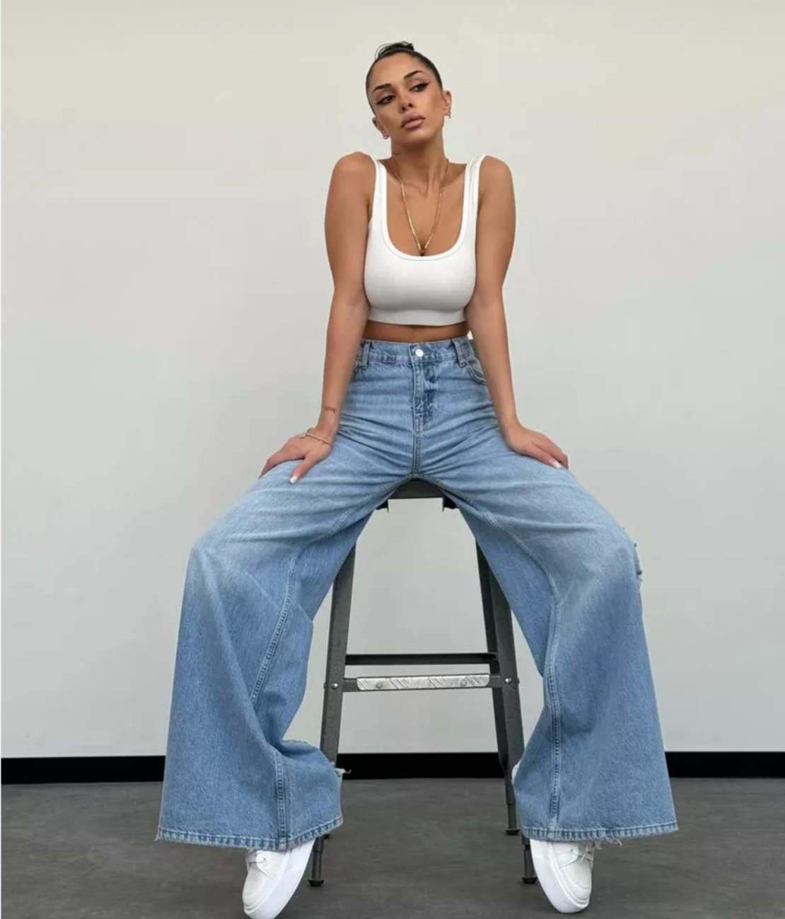 Дънки “Urban Edge” с висока талия и накъсани крачоли