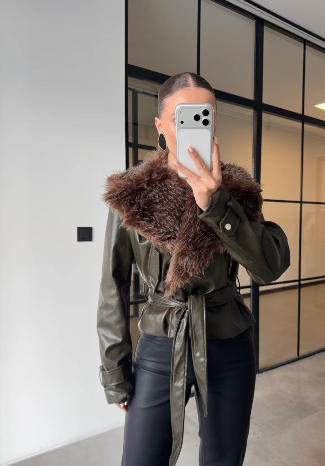 Belted Luxe – Кожено яке с голяма яка