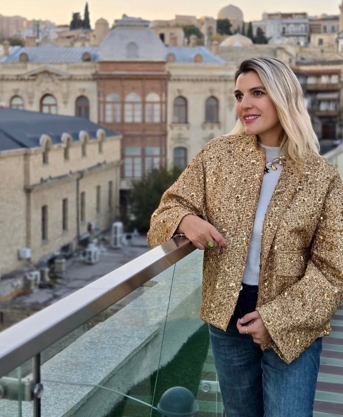 Златен бомбър/яке с пайети