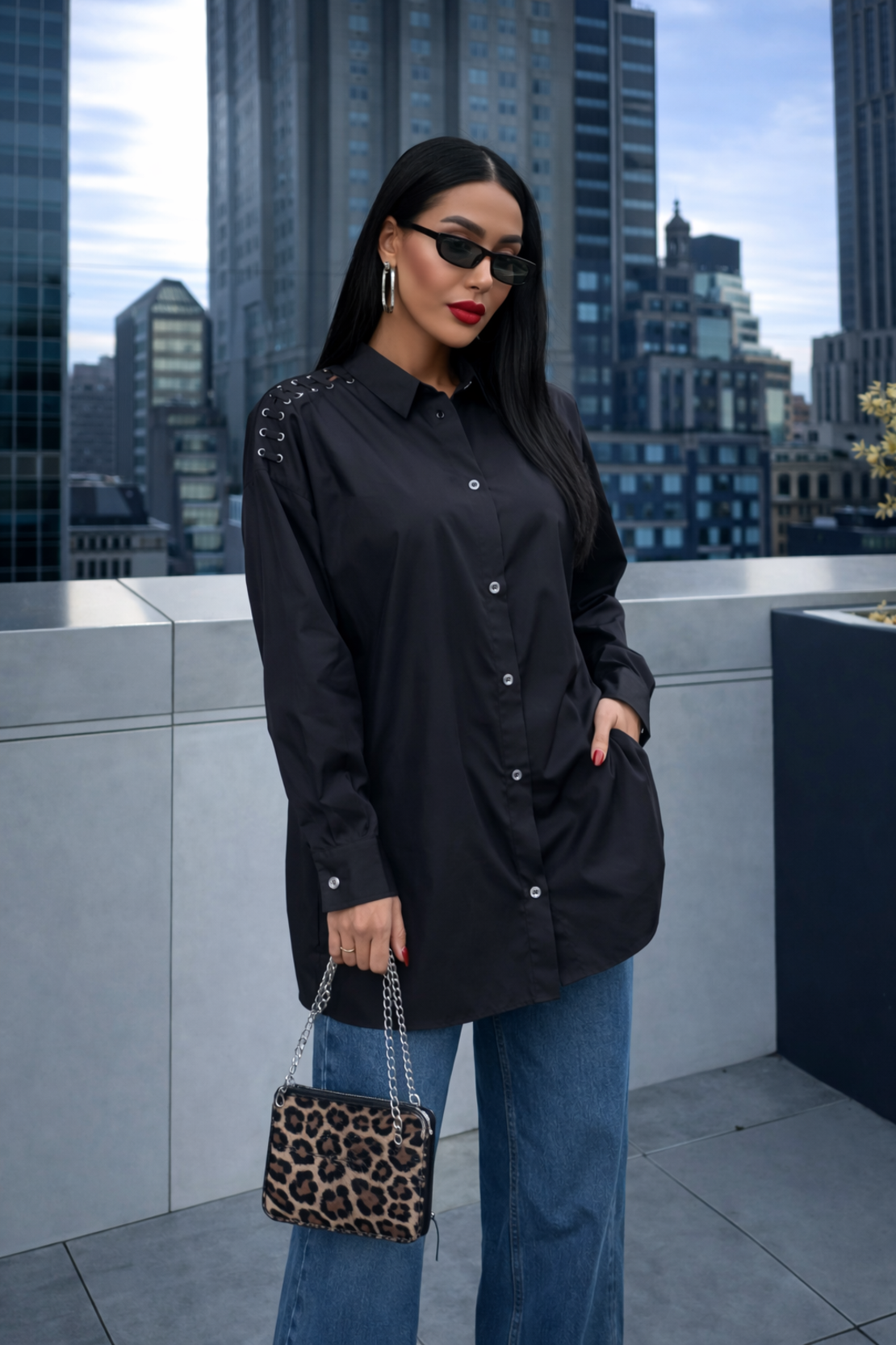 Широка черна риза с декоративни връзки на рамената