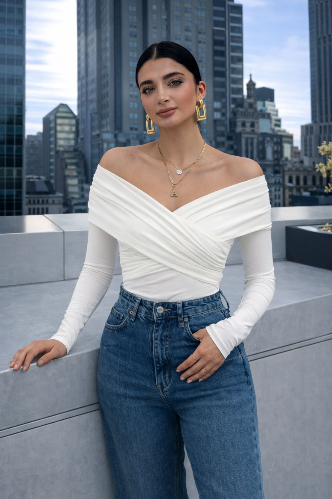 Velvet Kiss White – Елегантна блуза с голи рамене