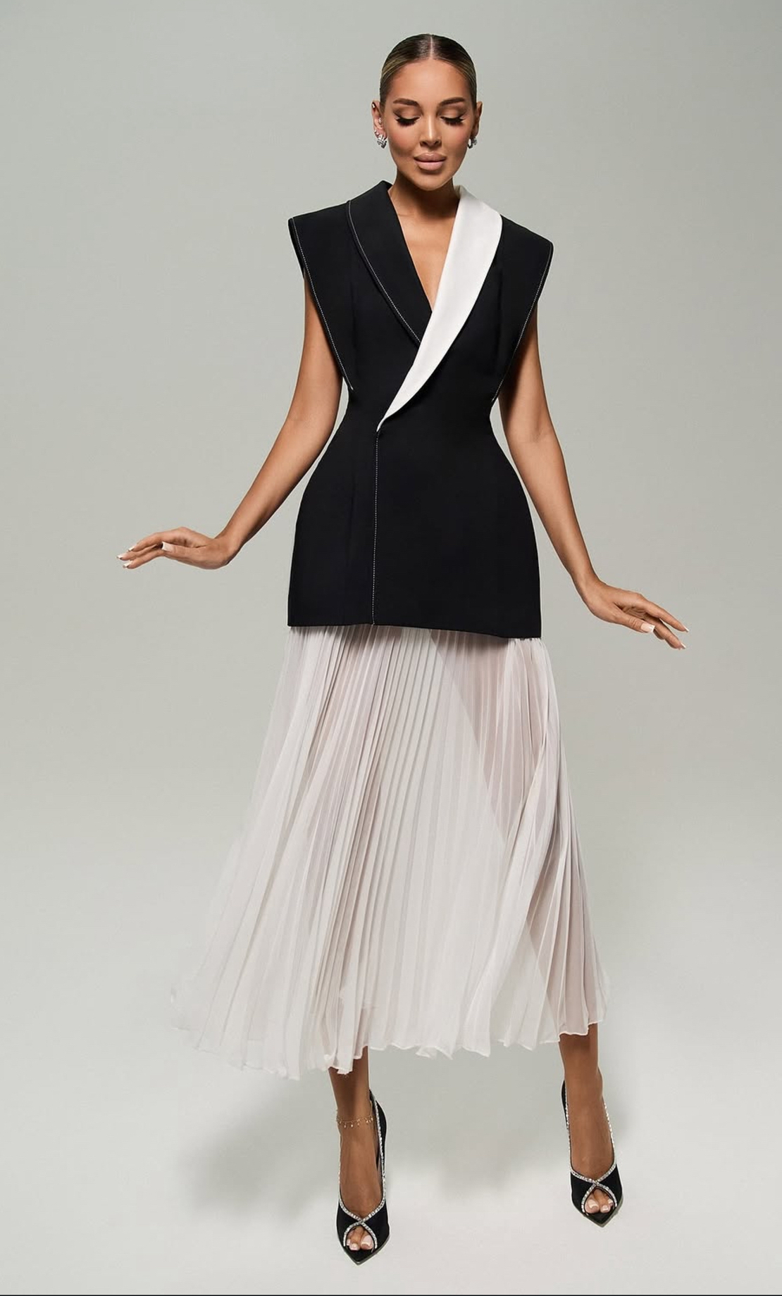 Pleated -  Elegance Dress - Черно-бяла елегантна рокля с плисирана пола