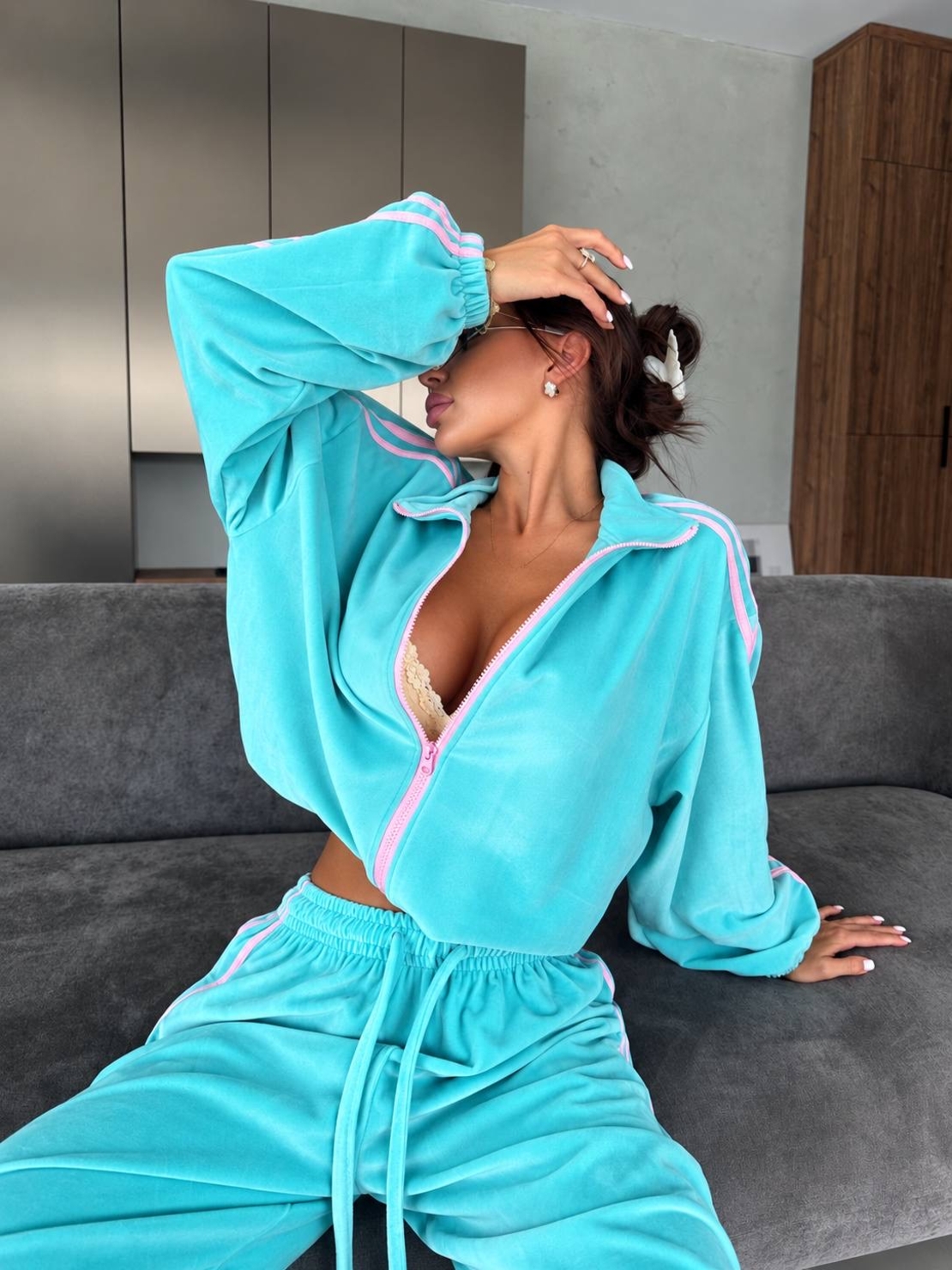 “ Velour contrast Set “ – спортен екип от мек велур