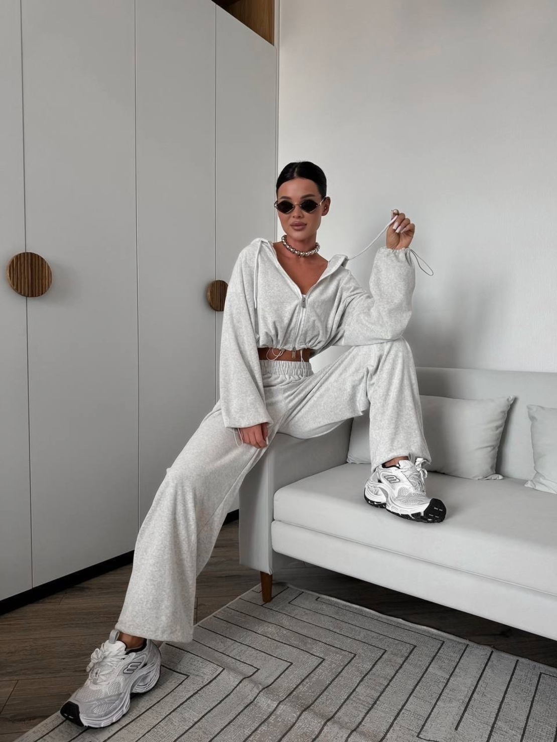 Спортен екип „Urban Fit“ с връзки и скъсено горнище