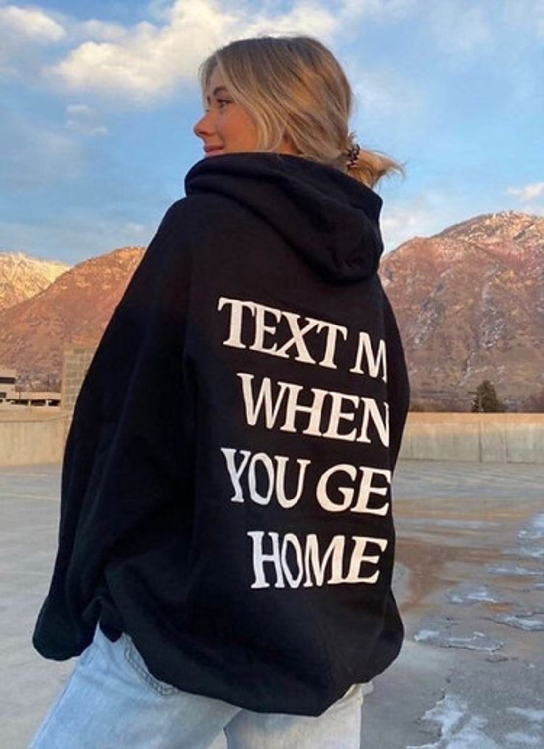 “Text me” суичър