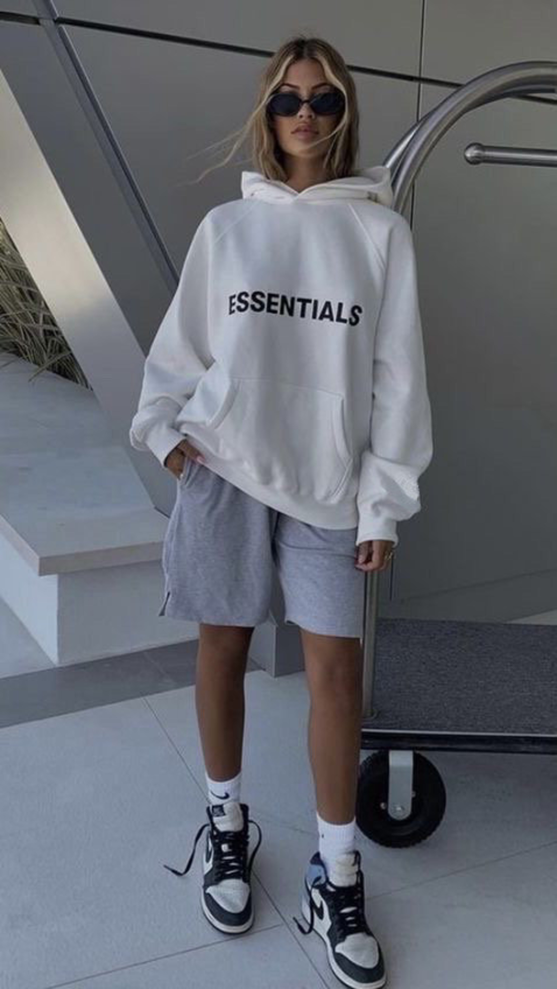 “Essentials” суичър