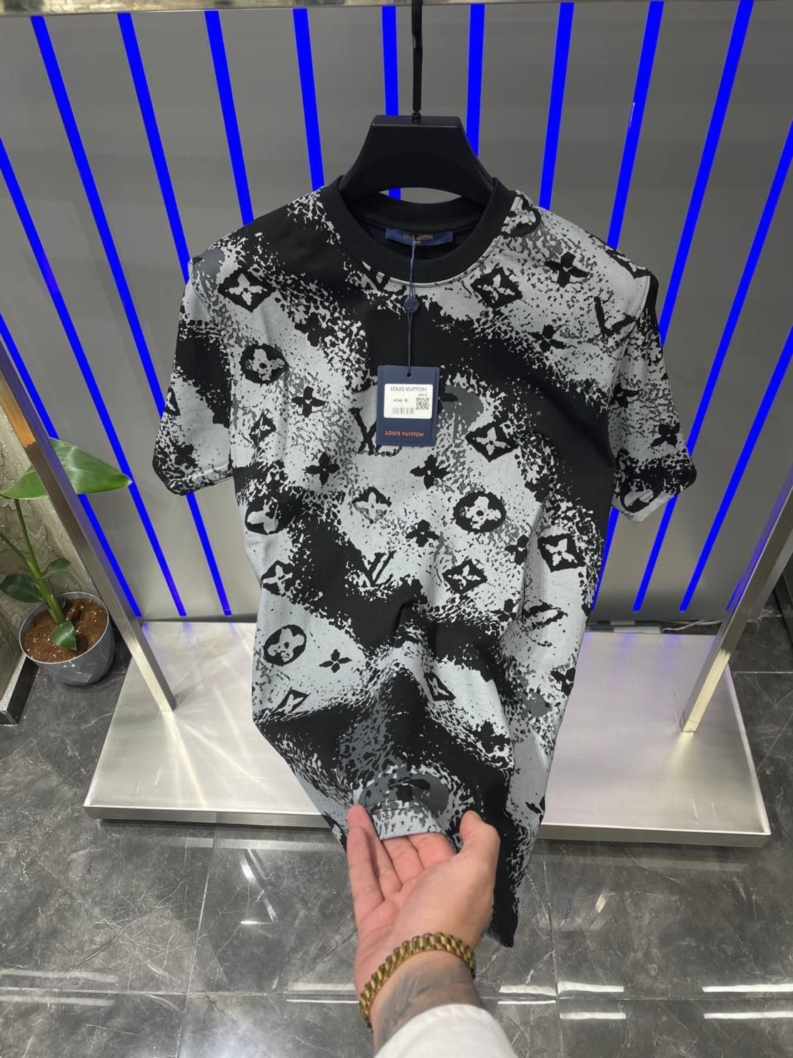 Тениска LV