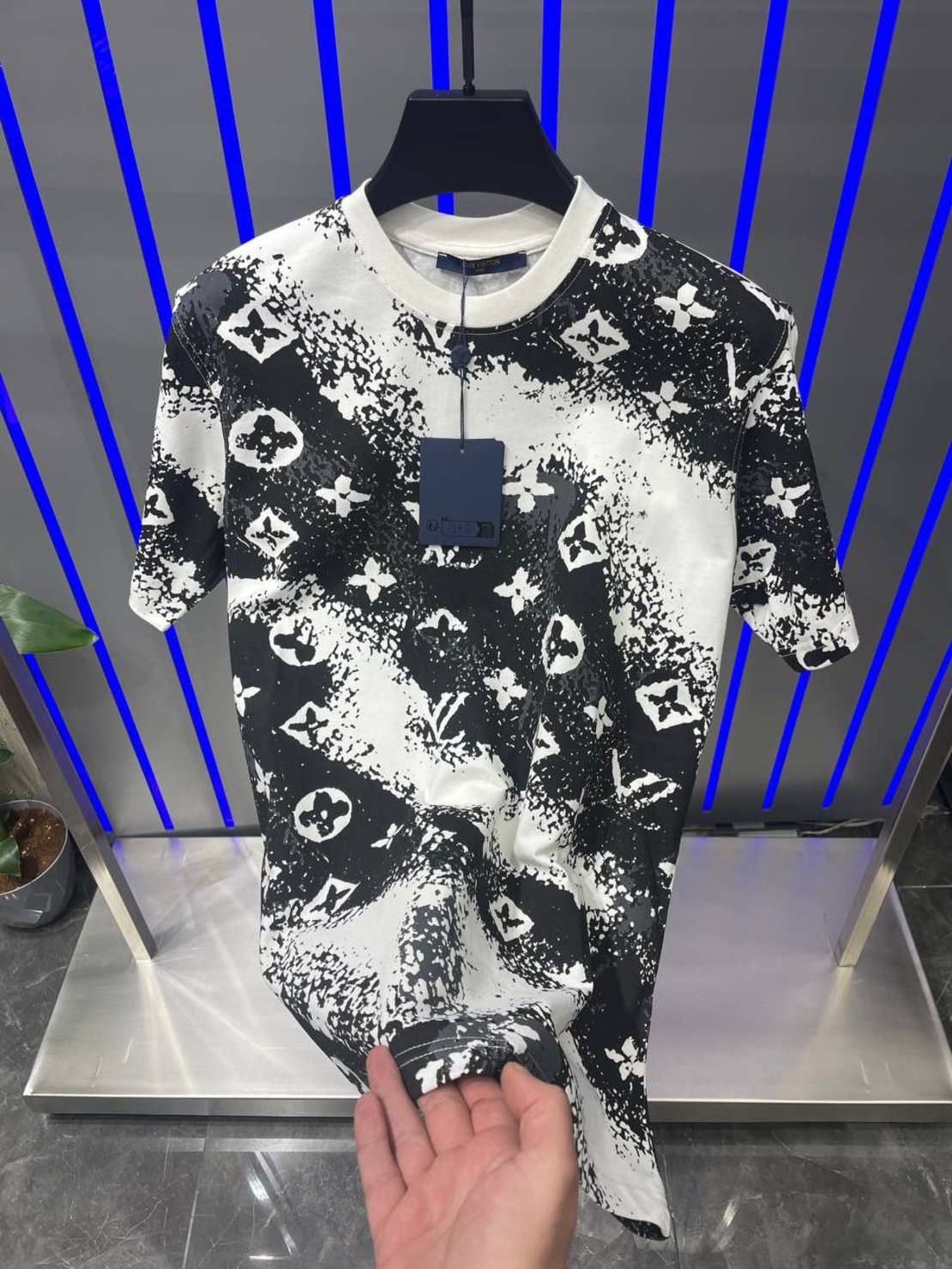 Тениска LV