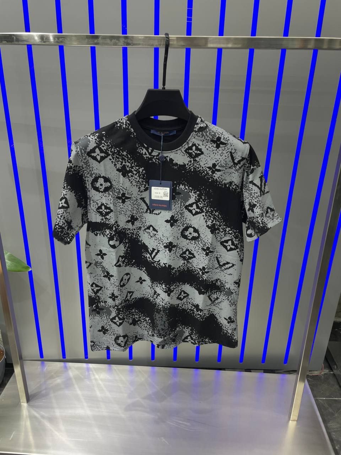 Тениска LV