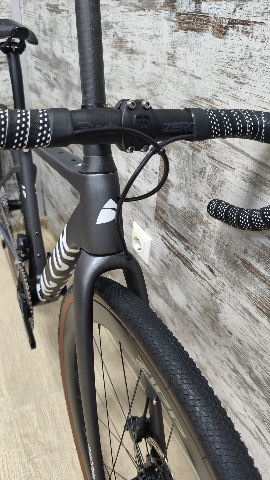 Factor LS Gravel SRAM Force/Rival AXS CeramicSpeed Zipp 303S Tubeless | 49