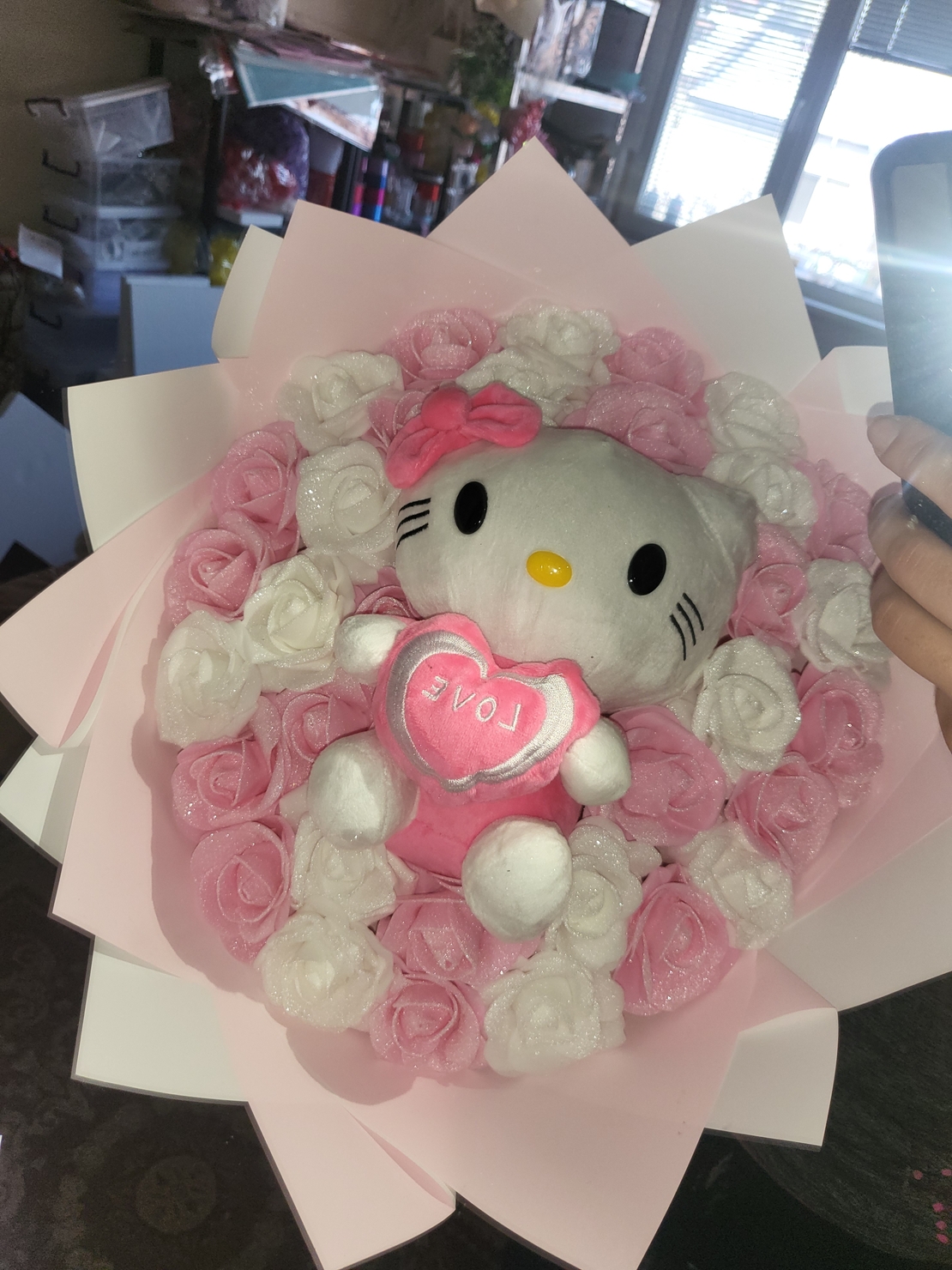 Букет Hello Kitty с 33 брокатени рози