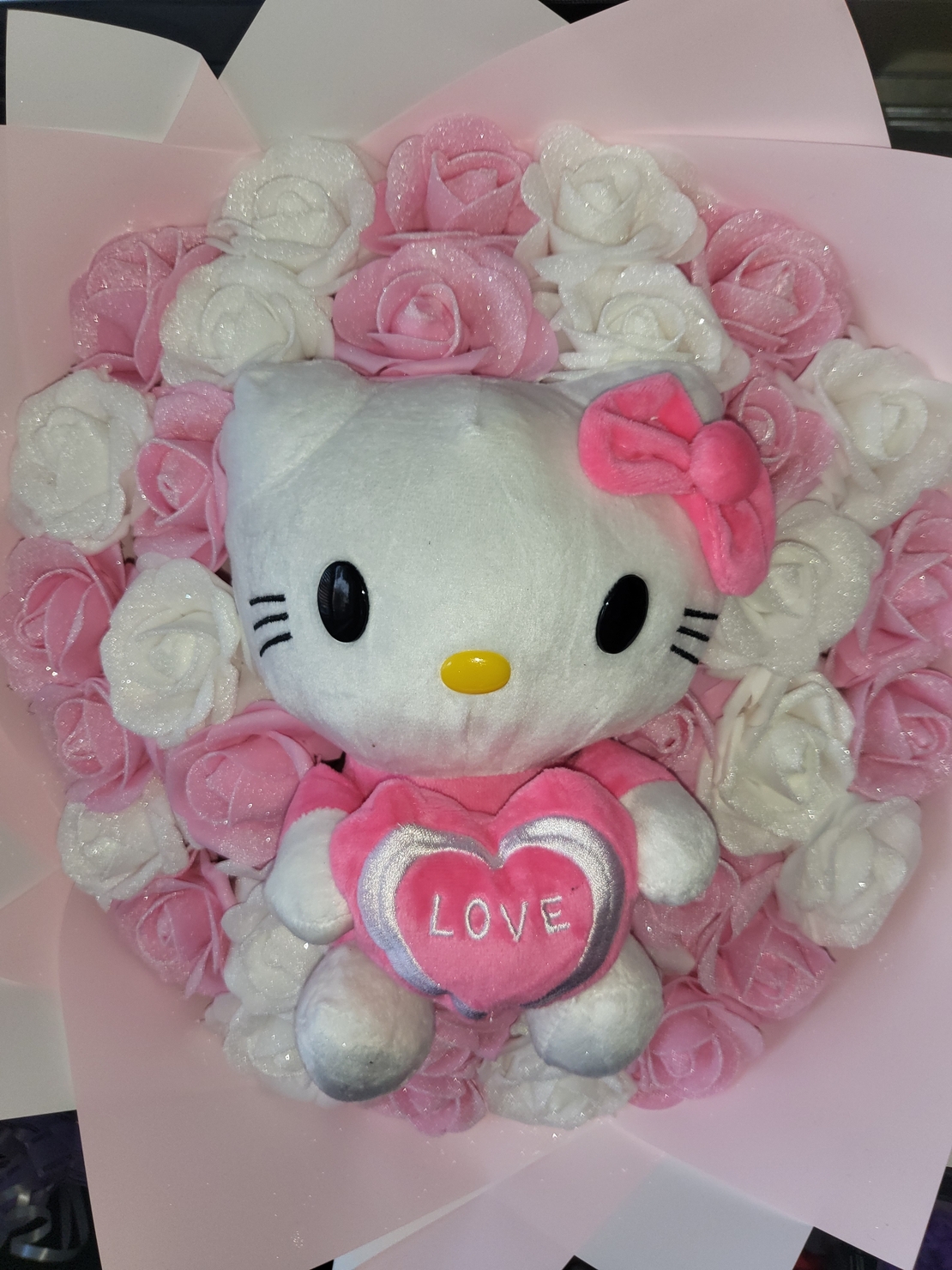 Букет Hello Kitty с 33 брокатени рози