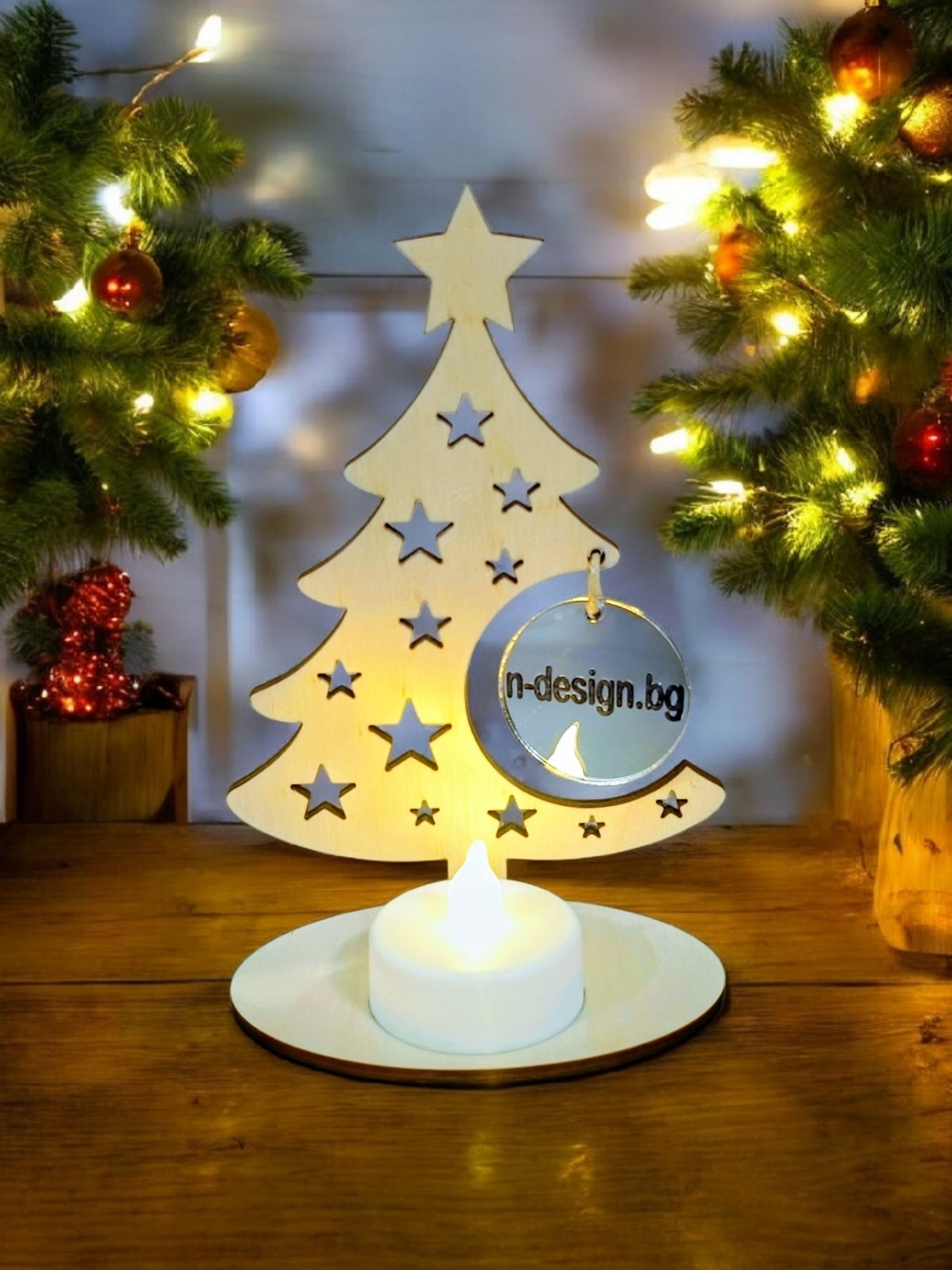 Дървена елха със стойка , висулка и LED свещ