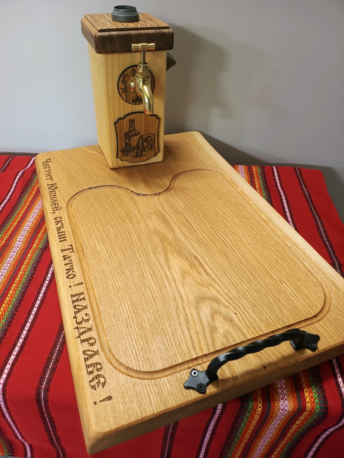 Дъска за мезета с чешма и диспенсър за алкохол