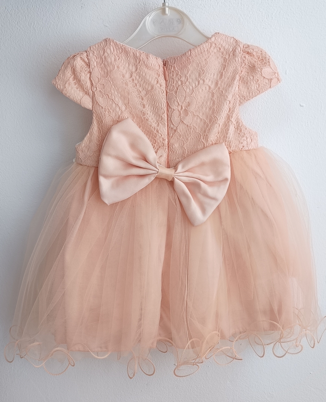 Рокля с дантела и тюл в нежен прасковен нюанс