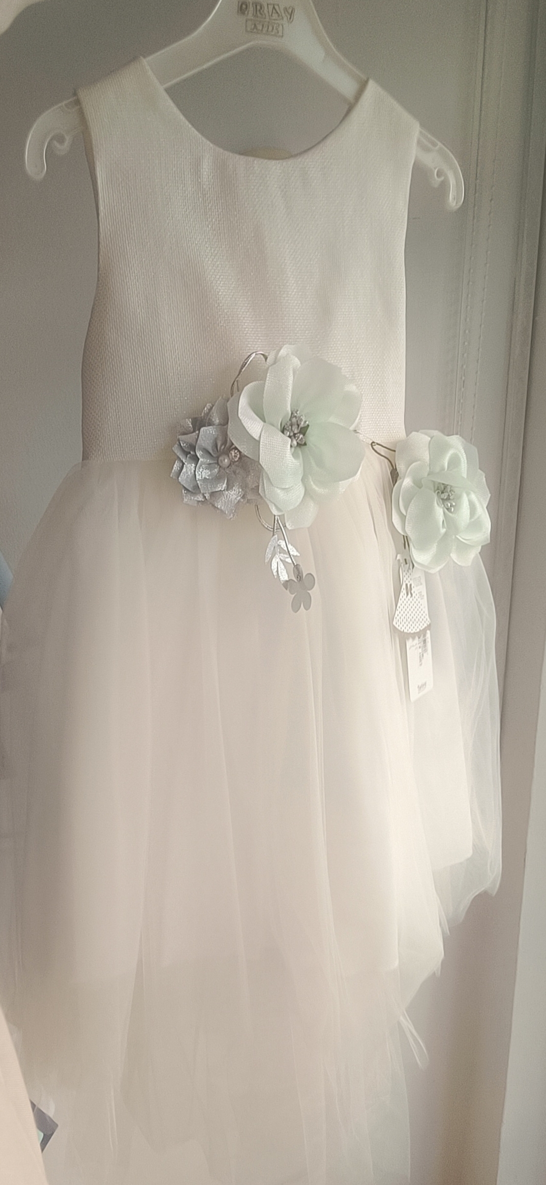 Елегантна асиметрична рокля в бяло + брошка и фиба за коса