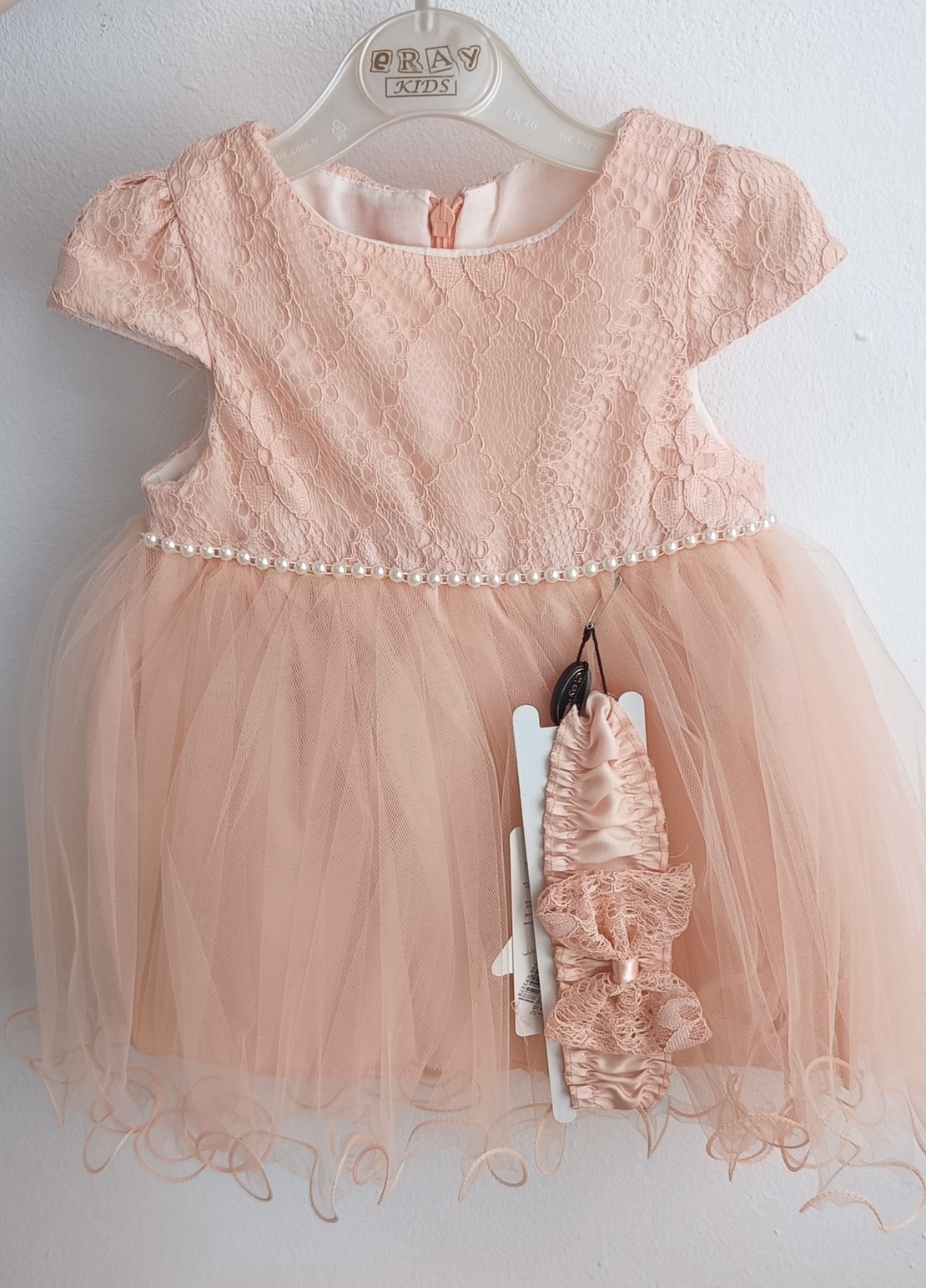 Рокля с дантела и тюл в нежен прасковен нюанс