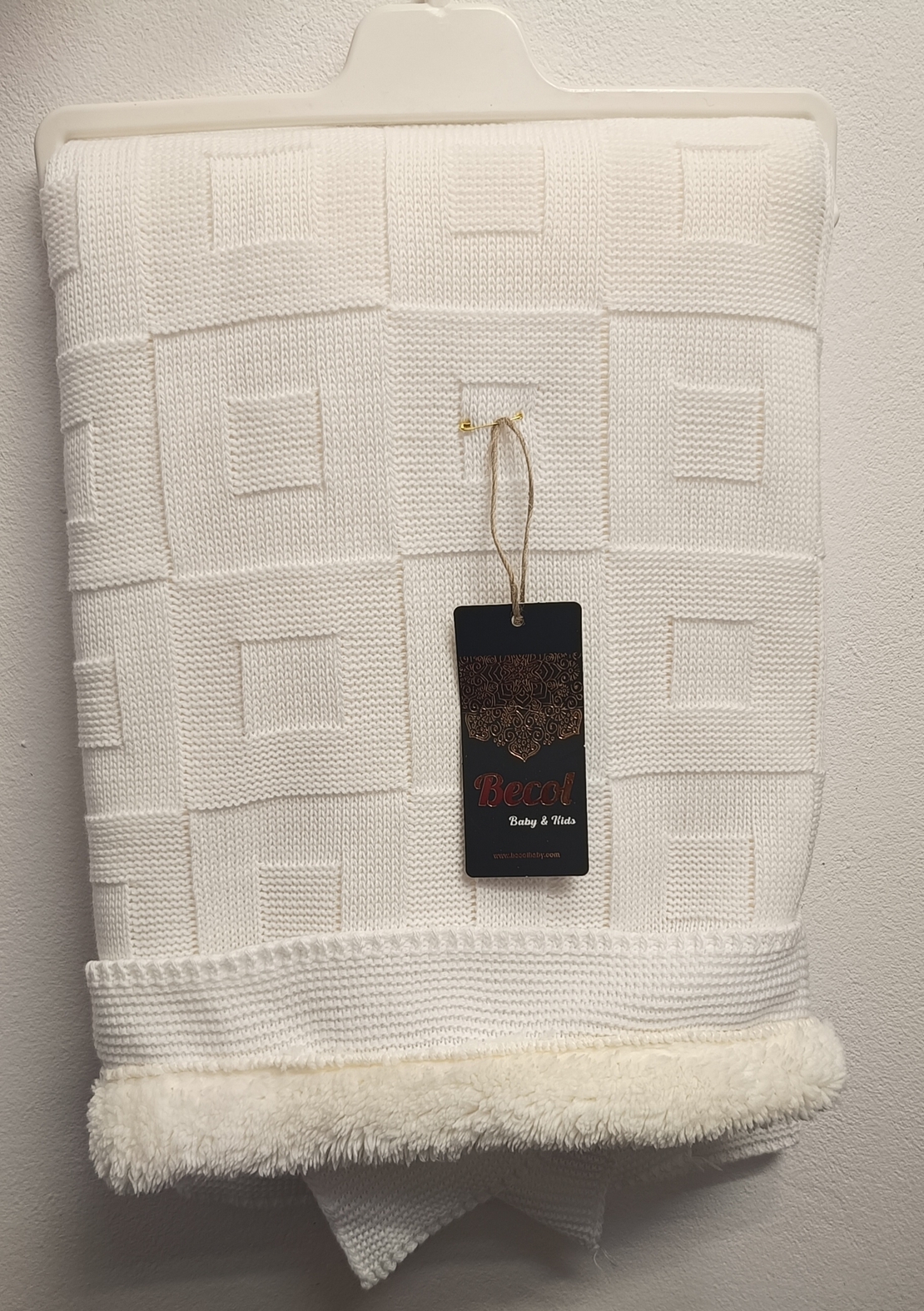 Меко одеяло с пухкава подплата в бял цвят