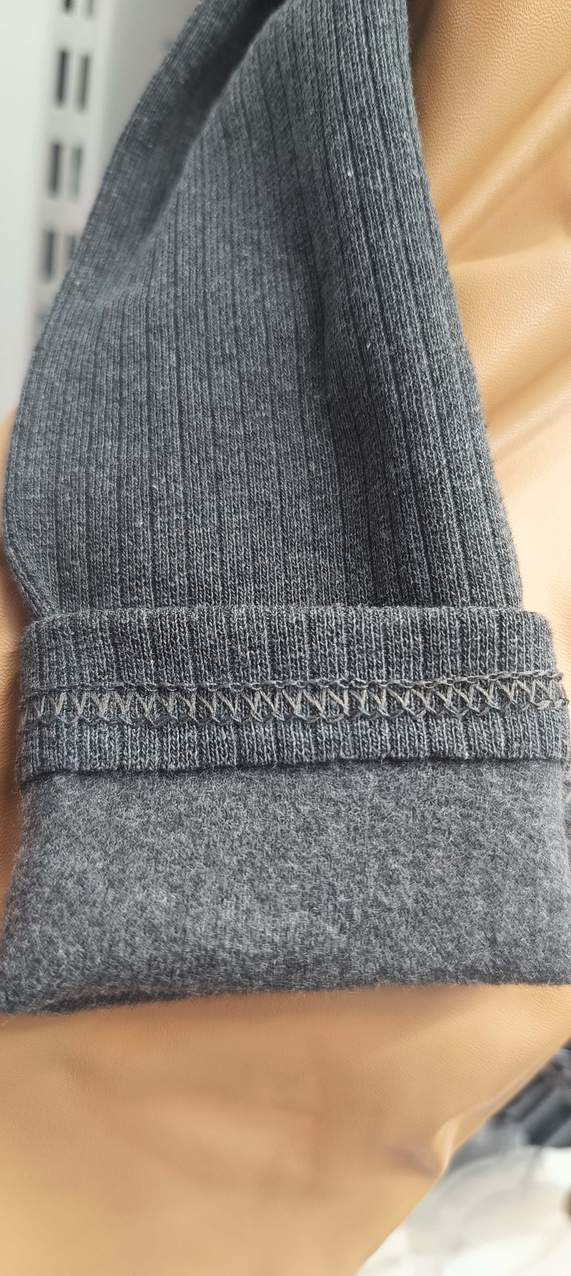 Тъмно сив рипсов клин с лека вата