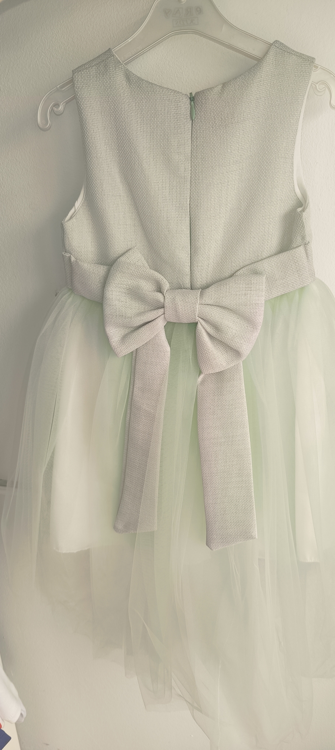 Елегантна рокля с тюл