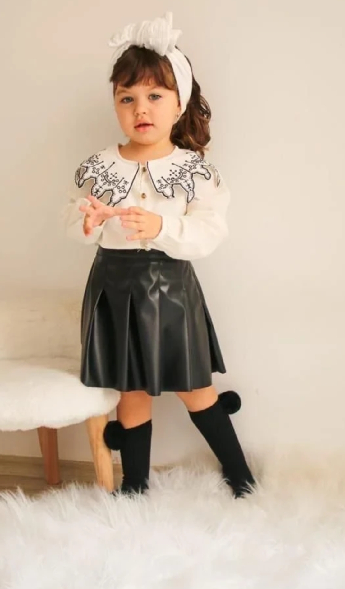 Елегантен комплект от блуза и кожена пола