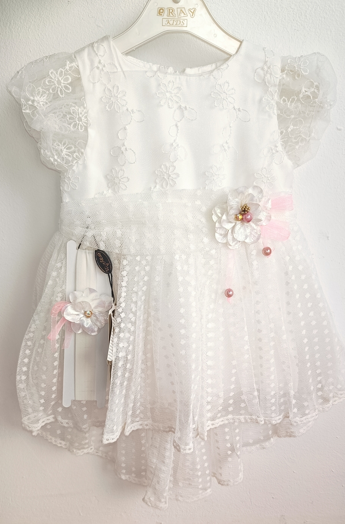 Елегантна бяла рокля