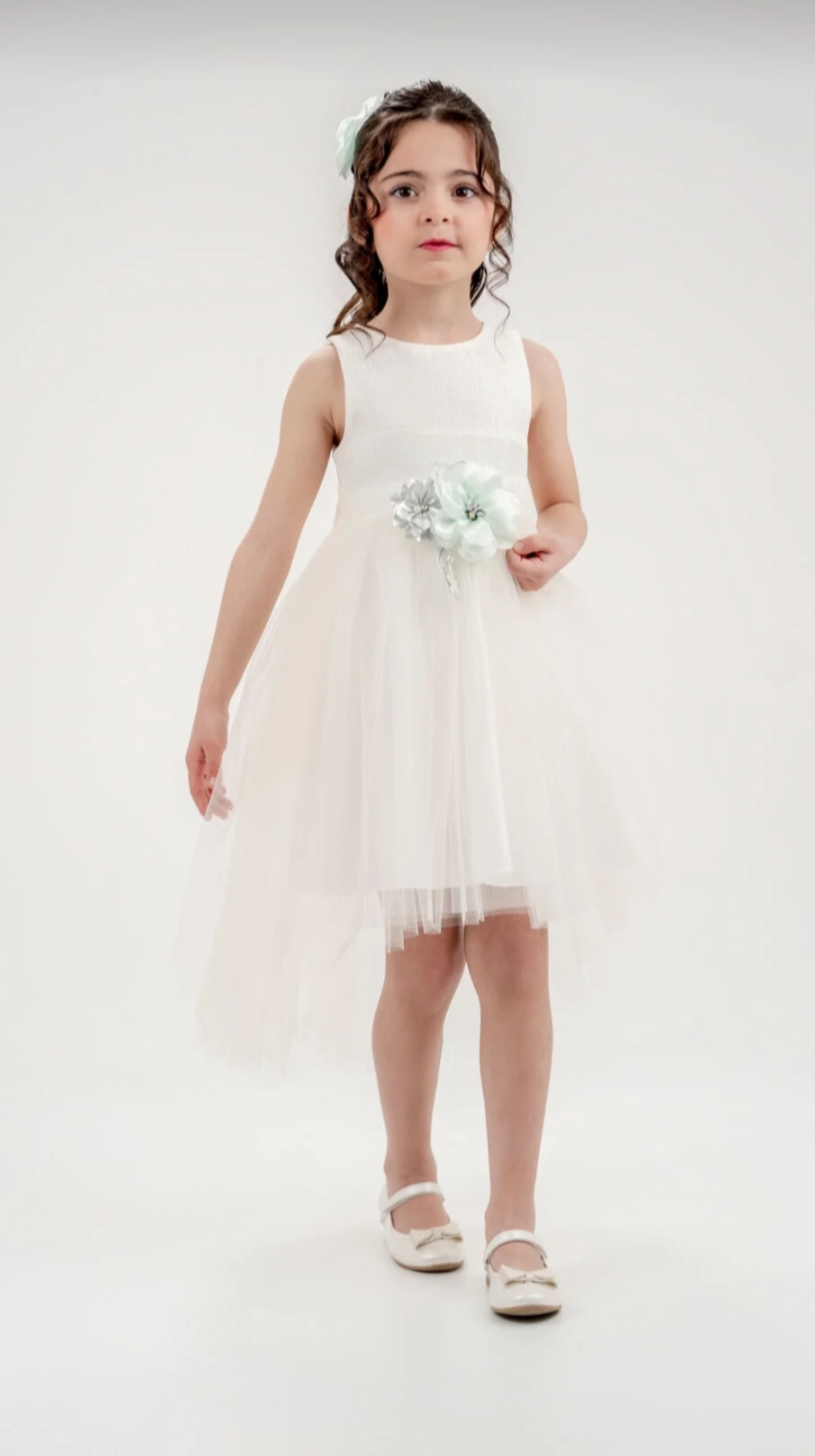 Елегантна асиметрична рокля в бяло + брошка и фиба за коса