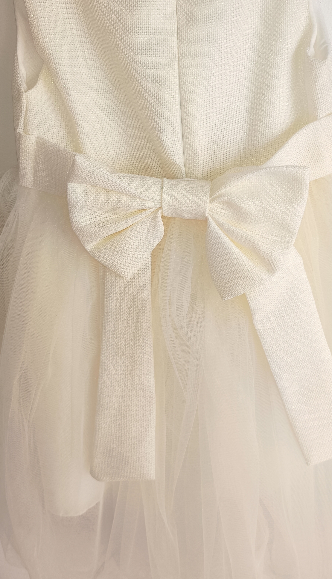 Елегантна асиметрична рокля в бяло + брошка и фиба за коса