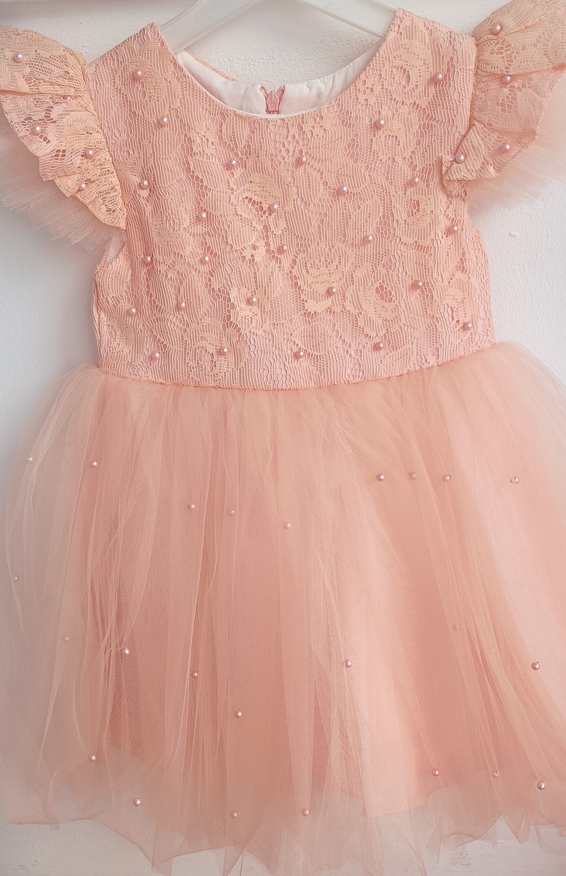 Рокля с тюл и перли в прасковен цвят