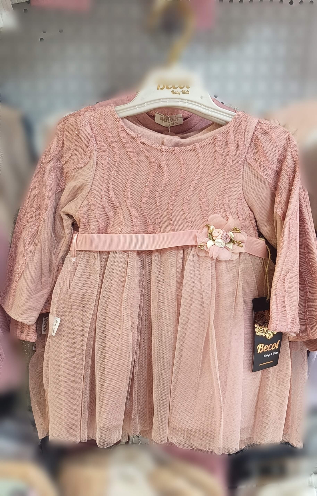 Официална рокля с тюл и лъскави нишки в горната част