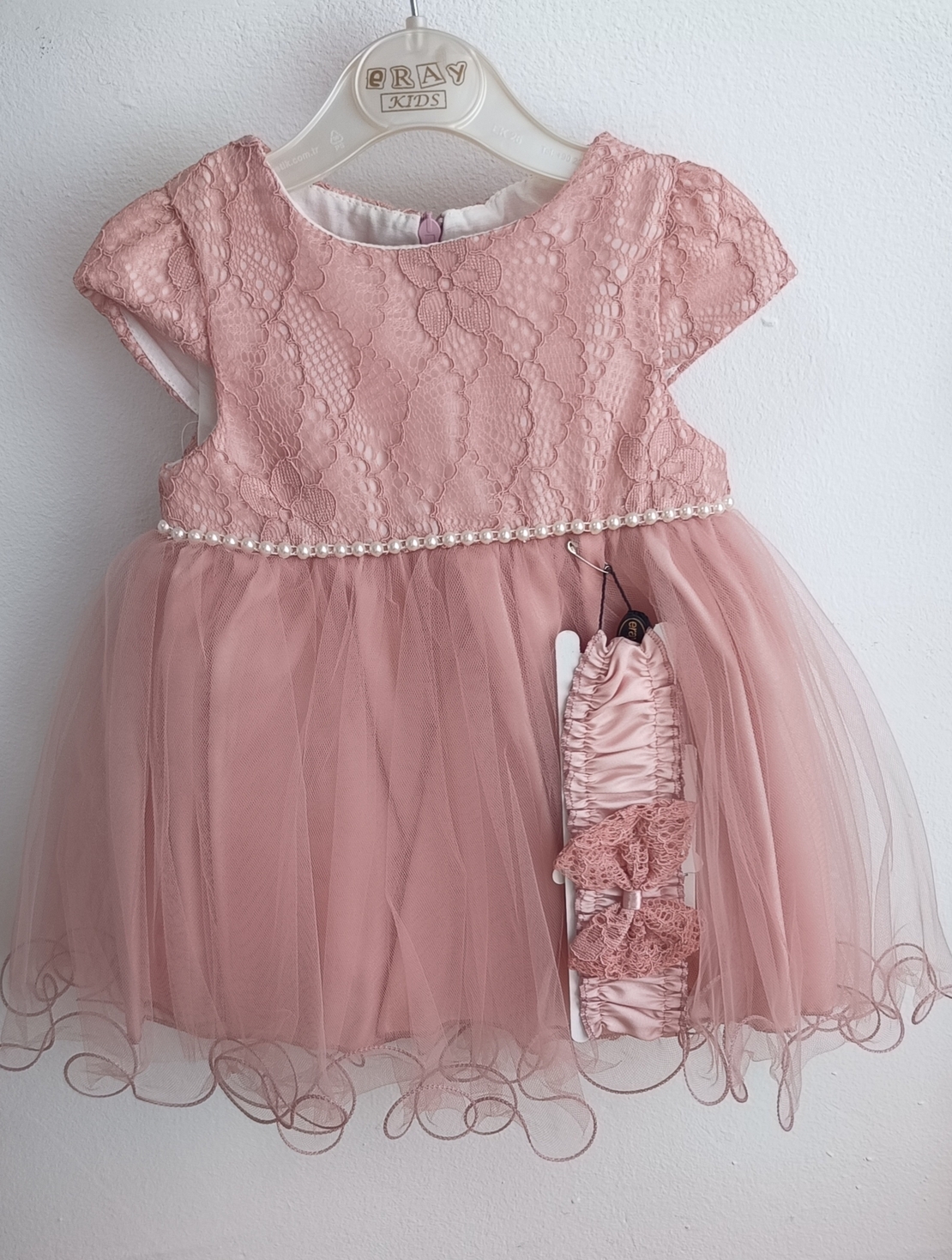 Рокля от дантела и тюл в цвят пепел от рози