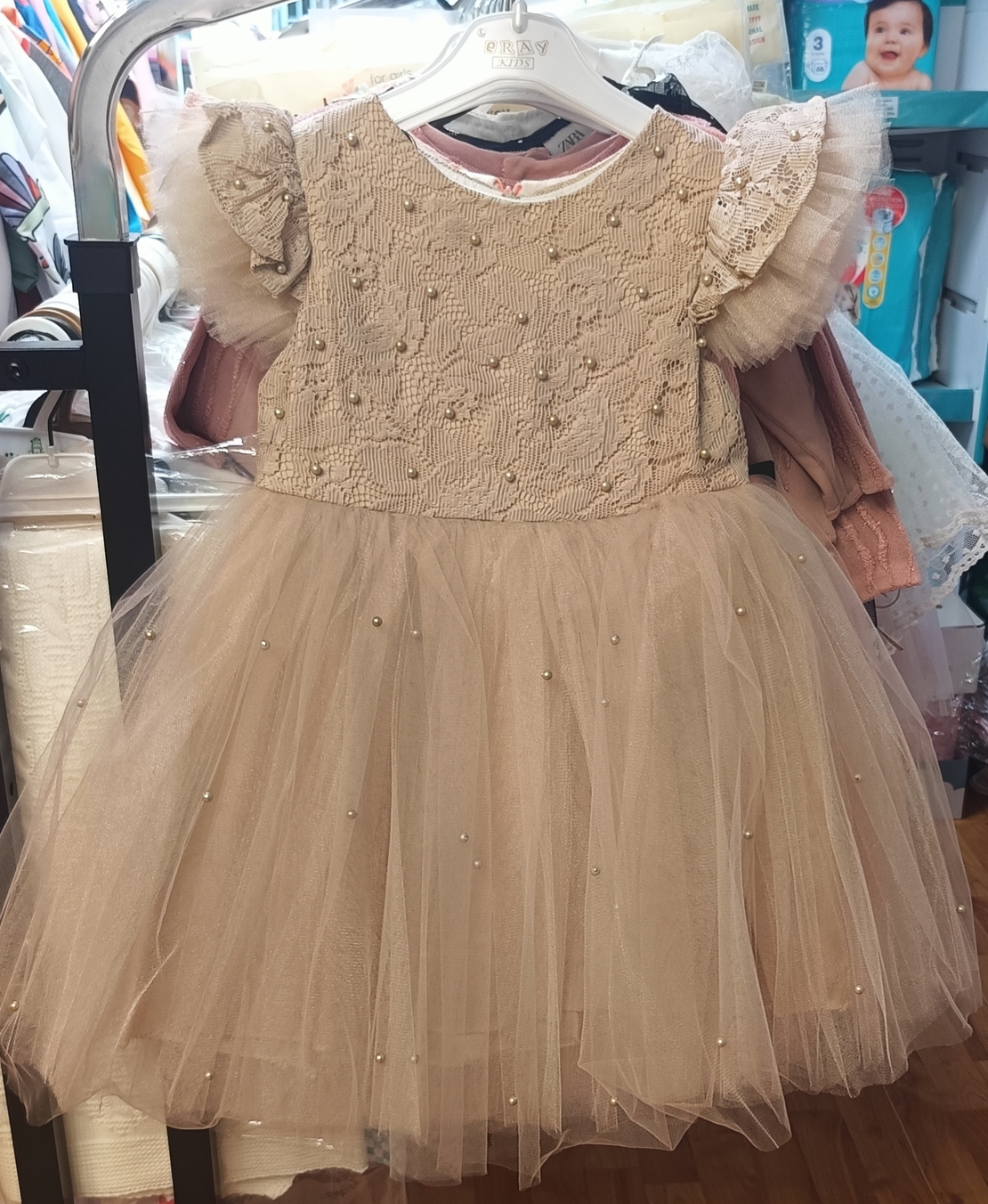 Рокля с тюл и перли в светло бежов цвят