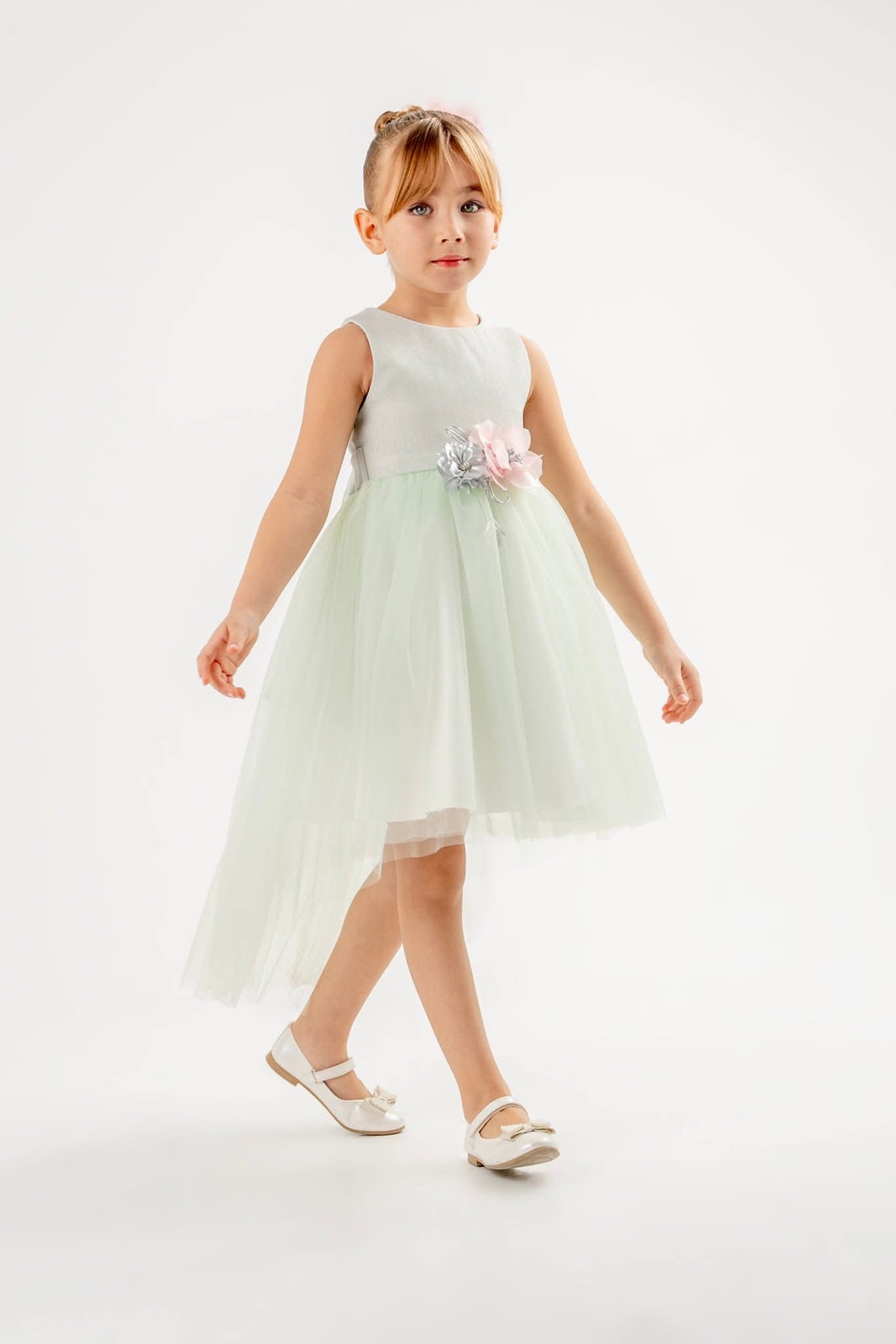 Елегантна рокля с тюл