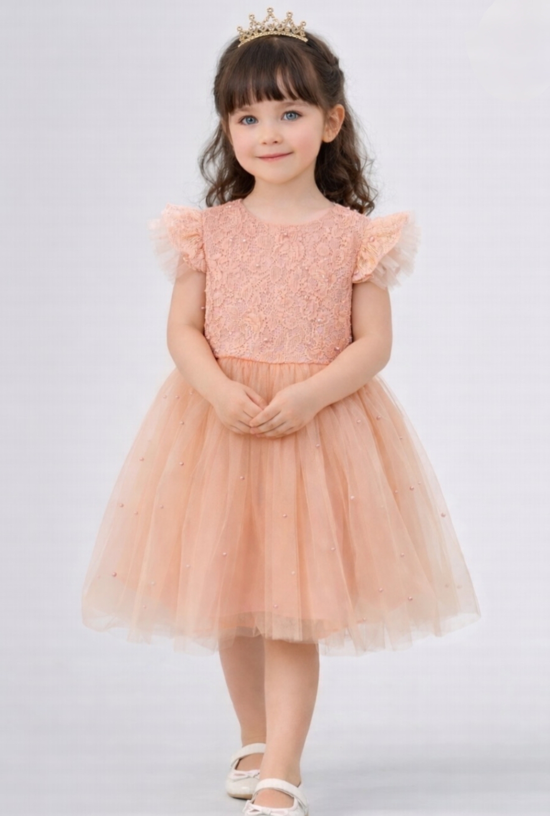 Рокля с тюл и перли в прасковен цвят