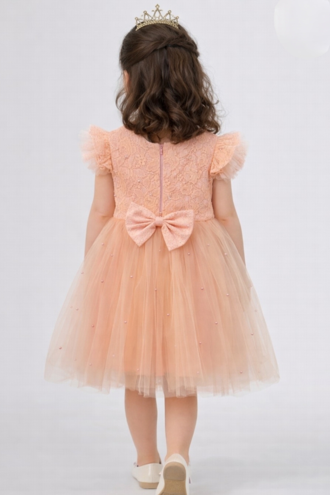 Рокля с тюл и перли в прасковен цвят