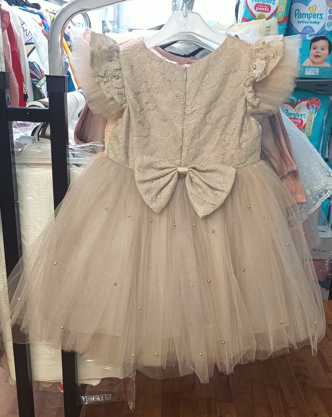 Рокля с тюл и перли в светло бежов цвят