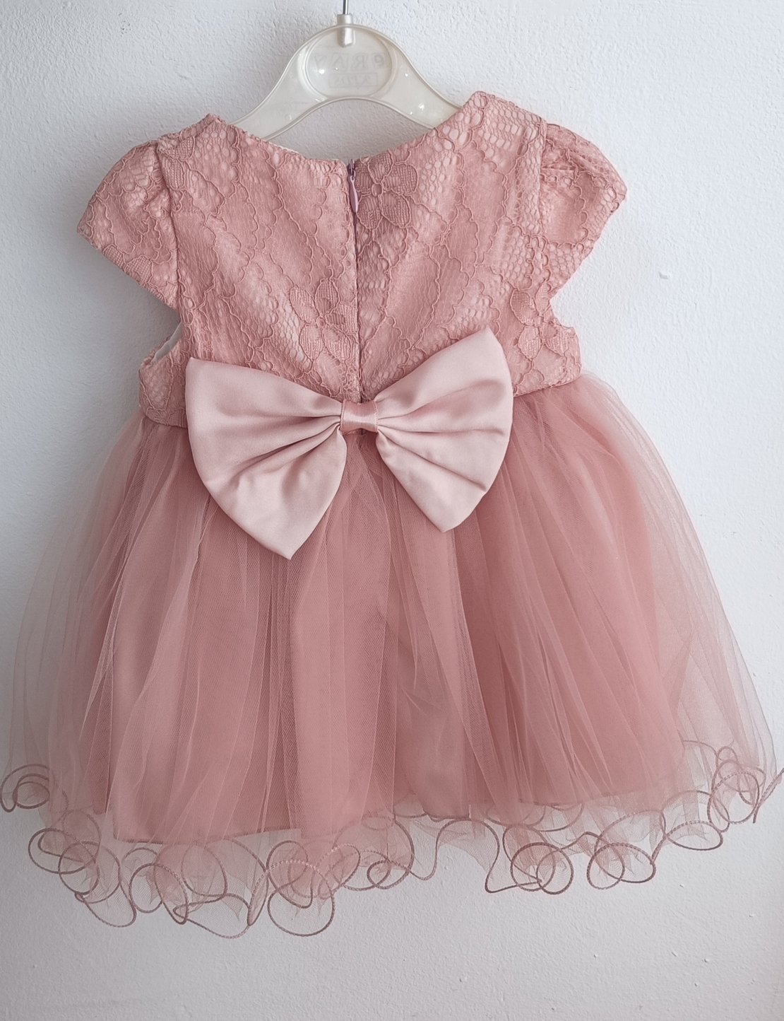 Рокля от дантела и тюл в цвят пепел от рози