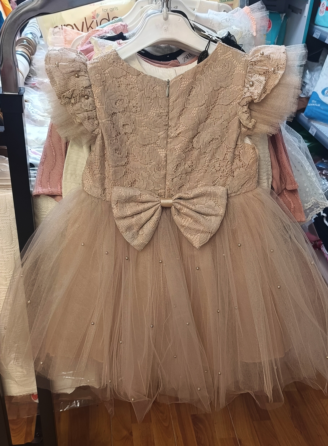 Рокля с тюл и перли в светло бежов цвят